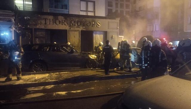 Kadıköy’de galeri önündeki araçlar alev alev yandı! Zarar çok büyük