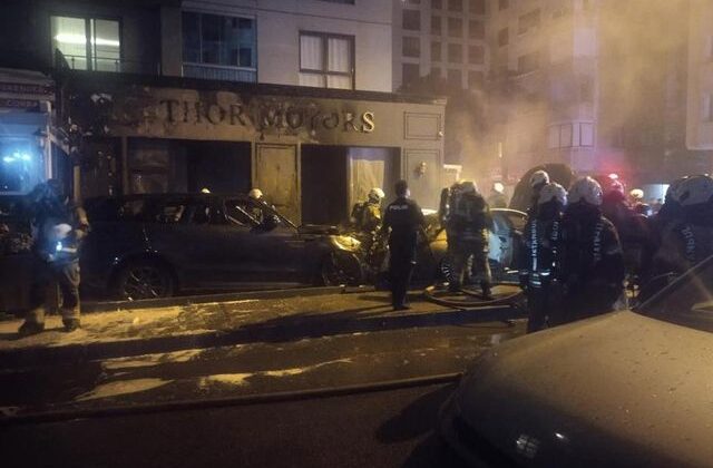 Kadıköy’de galeri önündeki araçlar alev alev yandı! Zarar çok büyük