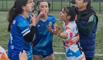 Kadın futbol takımı oyuncuları sahada birbirine girdi: 5 kırmızı kart