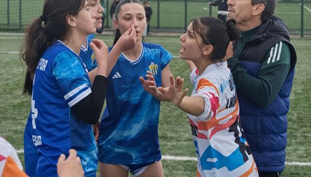 Kadın futbol takımı oyuncuları sahada birbirine girdi: 5 kırmızı kart
