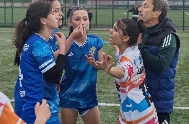 Kadın futbol takımı oyuncuları sahada birbirine girdi: 5 kırmızı kart