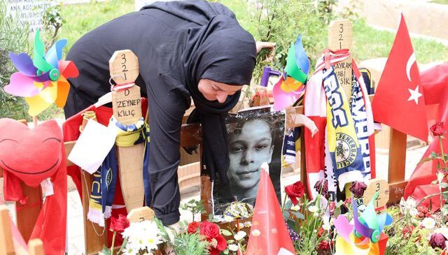 En acı Anneler Günü… Oğlunun mezarı başındaki sözleri yürek dağladı