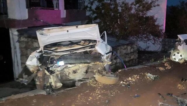 Otomobil park halindeki araca çarptı: 4 yaralı