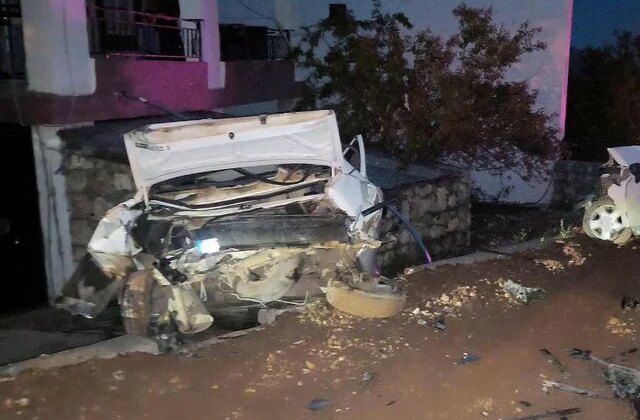 Otomobil park halindeki araca çarptı: 4 yaralı