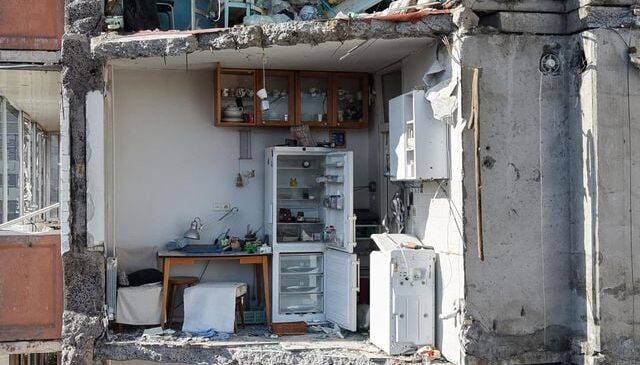 Kiev’de 24 kişinin hayatını kaybettiği binanın enkazı görüntülendi