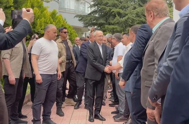 Kılıçdaroğlu evinin önünde partililerle bayramlaştı! Programa Gürsel Tekin de katıldı