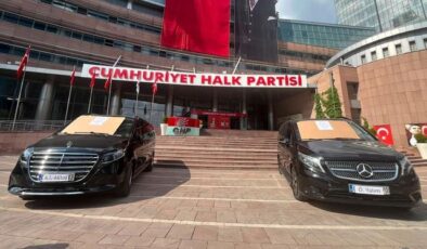 Kılıçdaroğlu, Özgür Özel’in iki makam aracını satışa çıkardı! Üzerindeki notlar kavga çıkarır