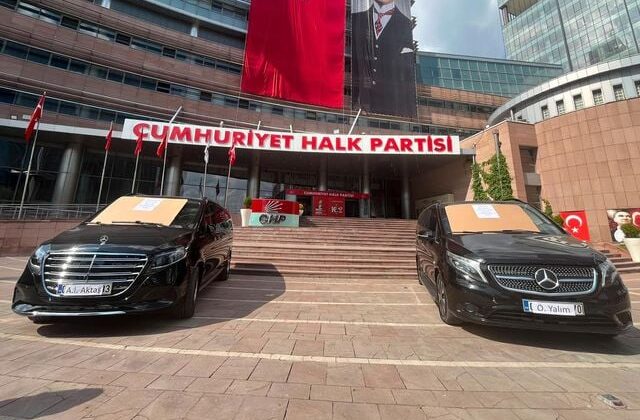 Kılıçdaroğlu, Özgür Özel’in iki makam aracını satışa çıkardı! Üzerindeki notlar kavga çıkarır