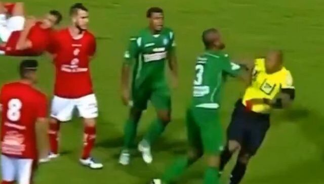 Kırmızı görünce çıldırdı, hakeme vurup yere düşürdü