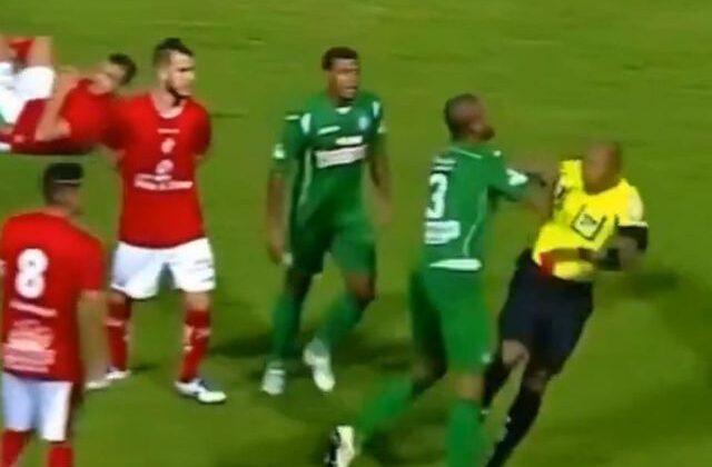 Kırmızı görünce çıldırdı, hakeme vurup yere düşürdü