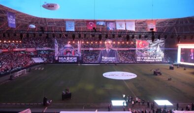 Kocaeli’deki tarihi gençlik buluşmasına, Erdoğan ve Ayasofya koreografisi damga vurdu