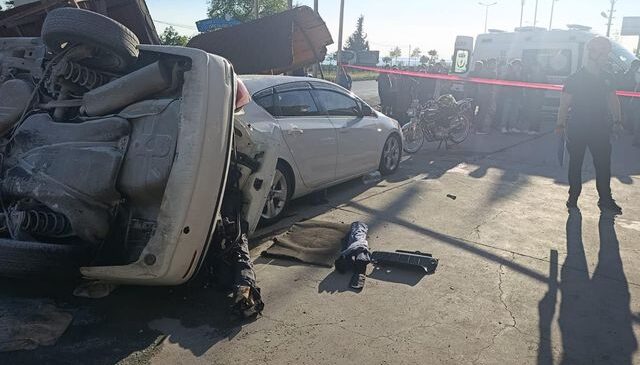 Zonguldak’ta savrulan otomobil bankta oturan kardeşleri ezdi