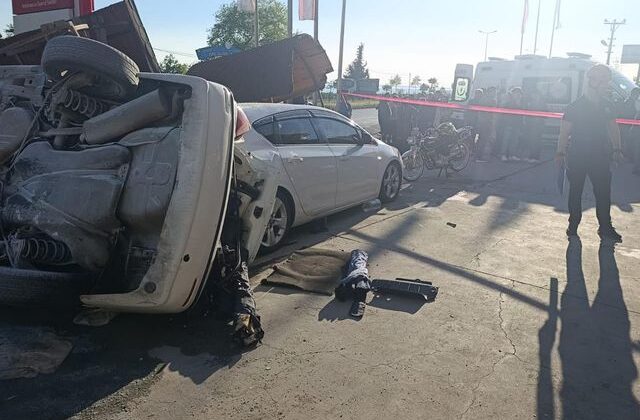 Zonguldak’ta savrulan otomobil bankta oturan kardeşleri ezdi