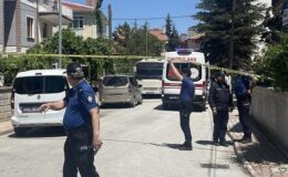 Dehşet evi! Ailesini katledip yan sokakta yakalandı