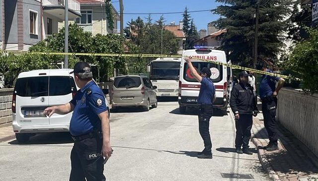 Dehşet evi! Ailesini katledip yan sokakta yakalandı