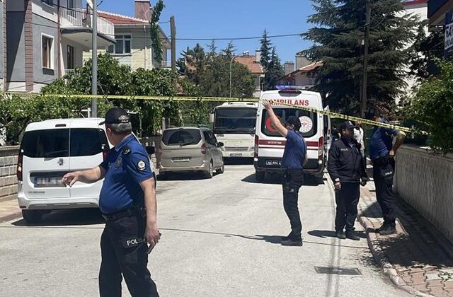Dehşet evi! Ailesini katledip yan sokakta yakalandı