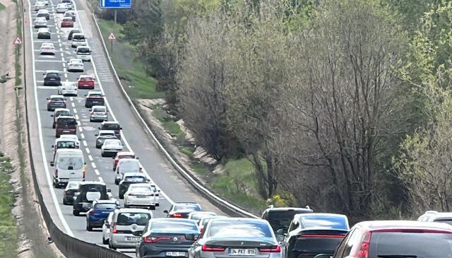 Tatilcilerin dönüş yolculuğu başladı, İstanbul yönünde trafik durma noktasına geldi