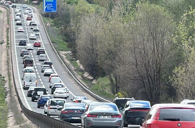 Tatilcilerin dönüş yolculuğu başladı, İstanbul yönünde trafik durma noktasına geldi