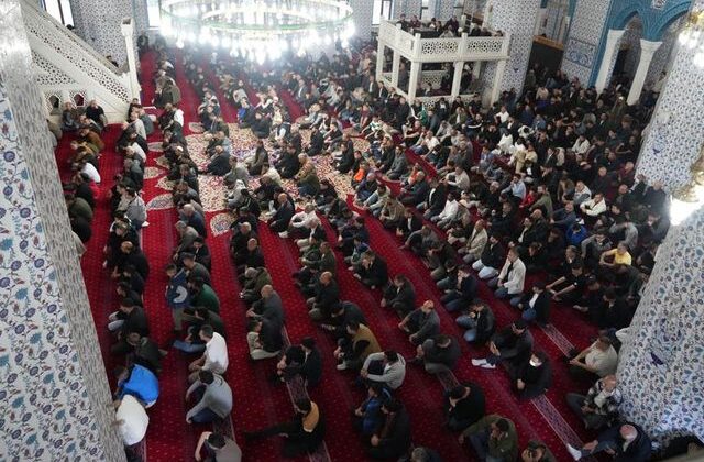 Bayram namazında ilk saf Iğdır’da tutuldu