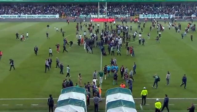 Maç bitti yüzlerce Amedspor taraftarı sahaya daldı