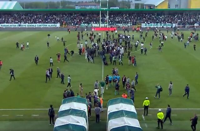 Maç bitti yüzlerce Amedspor taraftarı sahaya daldı