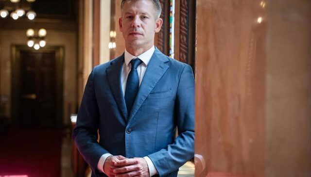 Macaristan’ın yeni Başbakanı Peter Magyar, yemin ederek göreve başladı, AB bayrağı parlamentoya asıldı