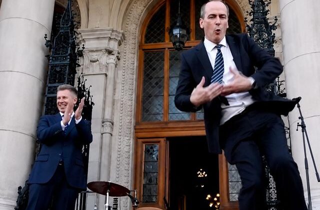 Macaristan’da yeni dönem dansla başladı, yeni sağlık bakanı meydanı danslarıyla coşturdu