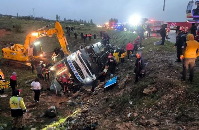 Malatya’da yolcu otobüsü şarampole devrildi: 4 ölü, 15 yaralı