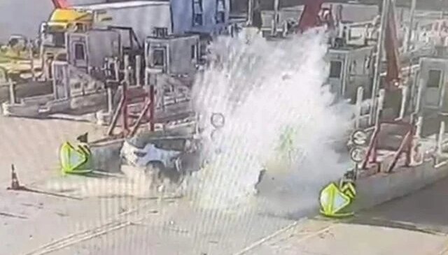 Otoyol gişelerine çarpan otomobildeki karı-kocayı ölüm ayırdı; kaza anı kamerada