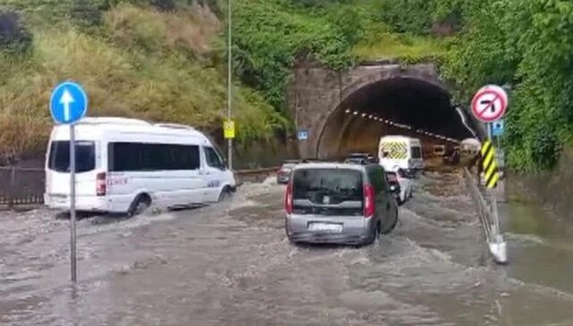 Maltepe’de tüneli su bastı; araçlar ilerlemekte güçlük çekti