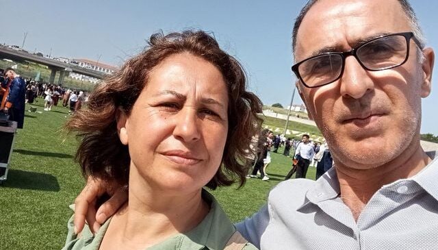 Devrilen traktörün altında kalan çifti ölüm ayırdı