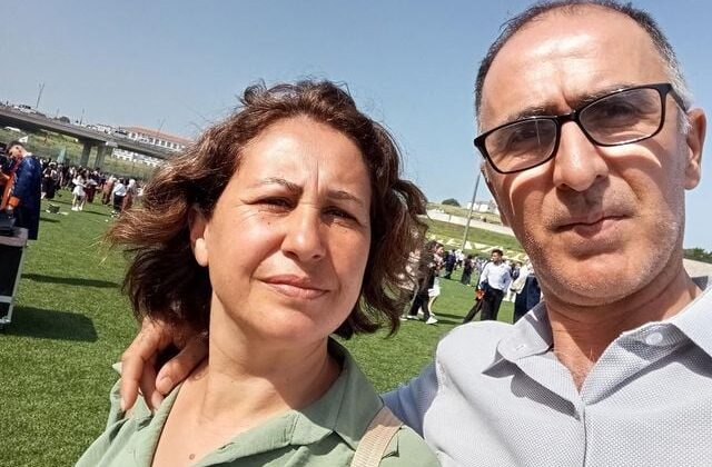 Devrilen traktörün altında kalan çifti ölüm ayırdı