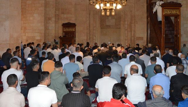 Mardin’de 842 yıllık Ulu Cami’de bayram namazı yoğunluğu