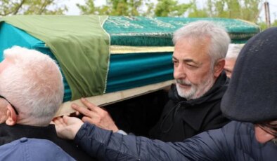 Oyuncu Mehmet Aslantuğ, annesini son yolculuğuna uğurladı