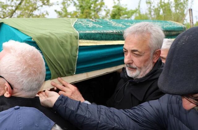 Oyuncu Mehmet Aslantuğ, annesini son yolculuğuna uğurladı