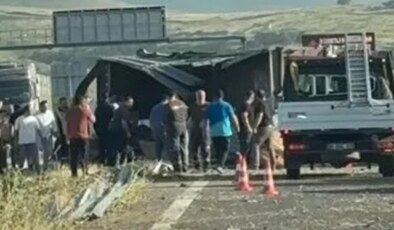 İzmir’de lastiği patlayan tır, bariyerlere çarpıp devrildi: 2 ölü