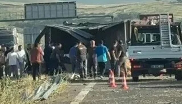 İzmir’de lastiği patlayan tır, bariyerlere çarpıp devrildi: 2 ölü