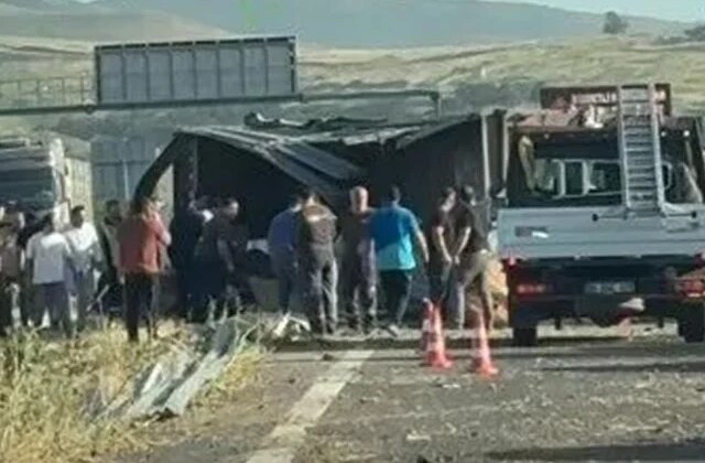 İzmir’de lastiği patlayan tır, bariyerlere çarpıp devrildi: 2 ölü