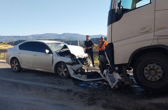 Otomobil ile TIR kafa kafaya çarpıştı: Anne ve kızı öldü, baba ağır yaralandı