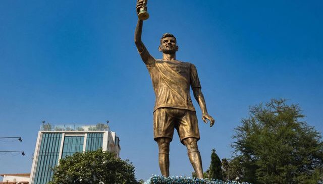 Messi’nin heykeli yıkılıyor