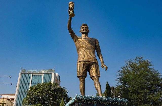 Messi’nin heykeli yıkılıyor