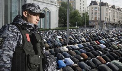 Rusya’da bayram namazında Müslümanlar camilere sığmadı