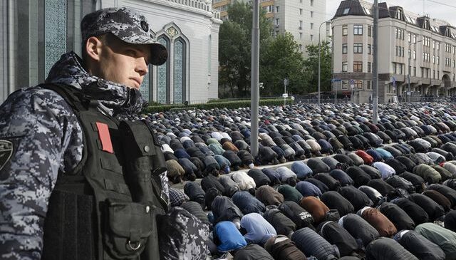 Rusya’da bayram namazında Müslümanlar camilere sığmadı