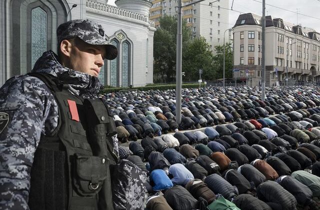Rusya’da bayram namazında Müslümanlar camilere sığmadı
