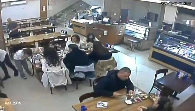 Nefes borusuna yemek kaçan küçük kızı restoran çalışanı kurtardı