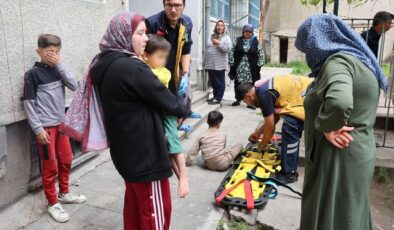 Balkonda oynayan iki kardeşin başına gelen yürekleri ağza getirdi