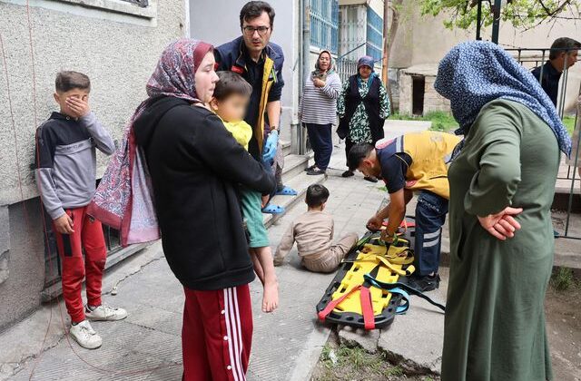 Balkonda oynayan iki kardeşin başına gelen yürekleri ağza getirdi