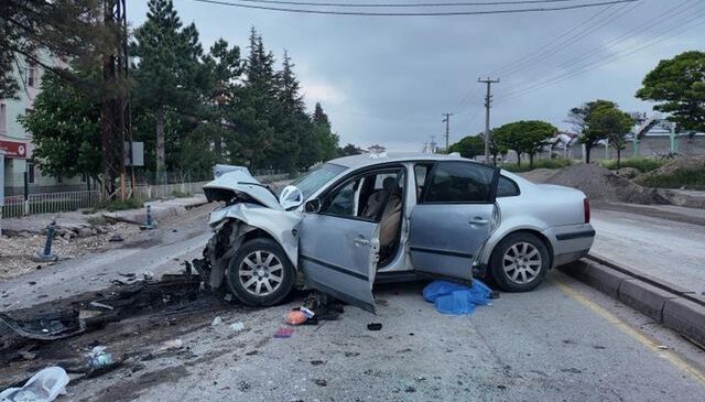 Niğde’de iki otomobilin çarpıştığı kazada 2 kişi hayatını kaybetti
