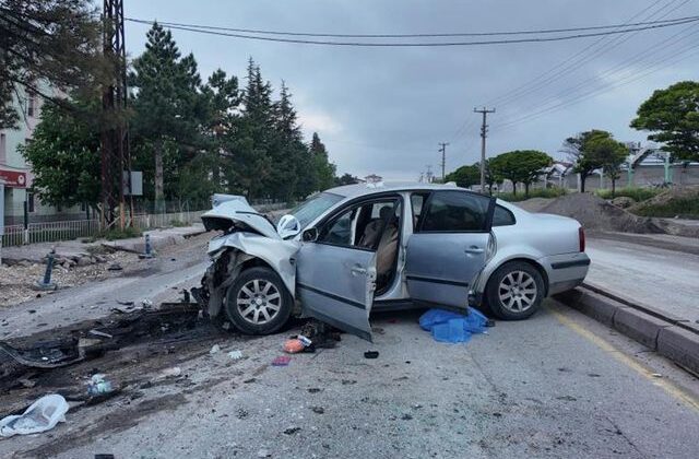 Niğde’de iki otomobilin çarpıştığı kazada 2 kişi hayatını kaybetti
