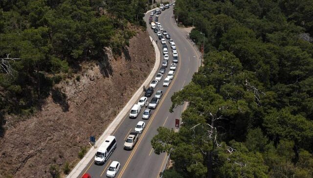 Fethiye’deki Ölüdeniz’de bayram yoğunluğu sürüyor